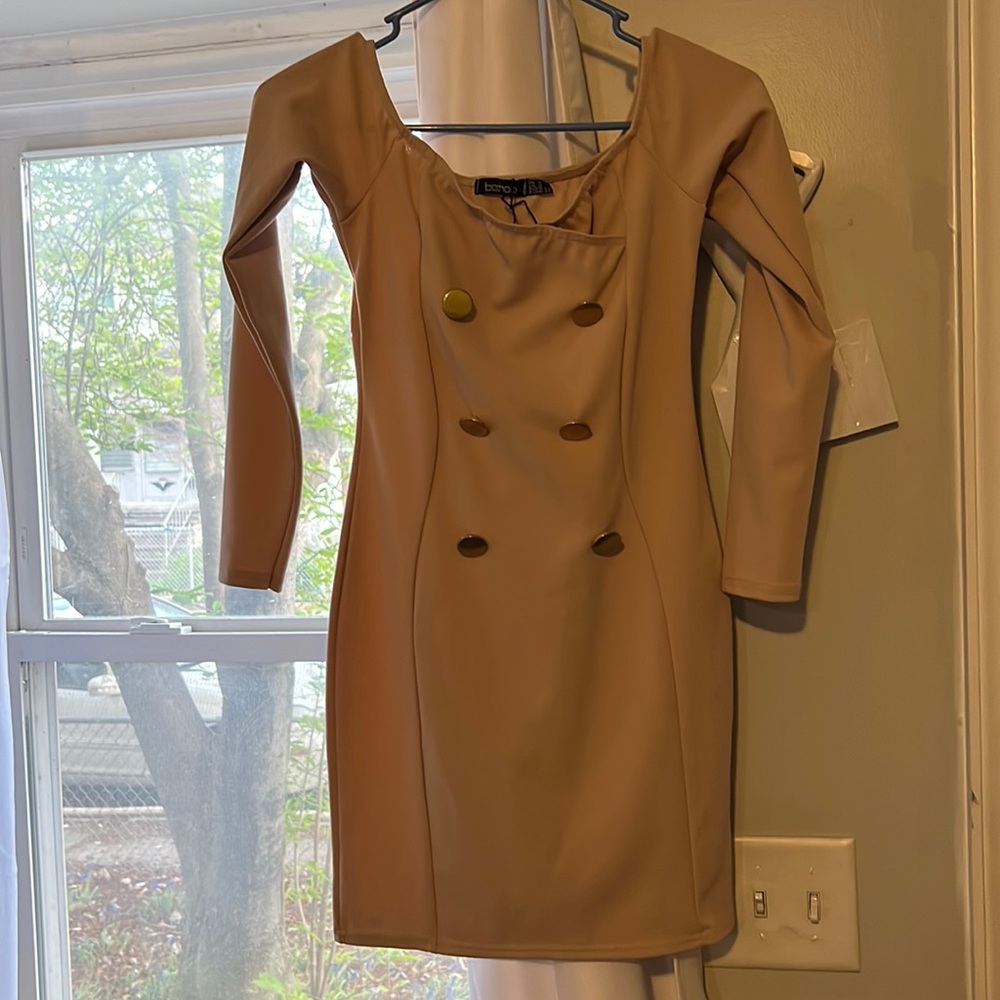Boo-hoo tan body con dress with good buttons new barely worn.